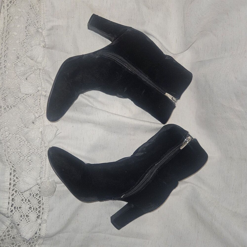 Lauren Ralph Lauren Bridgett Black Velvet Heel Booties Size 8B Boho Witchy Goth - Picture 3 of 9